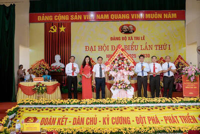 Lanh_dao_tinh_tang_hoa_chuc_mung_DH_ce2e2