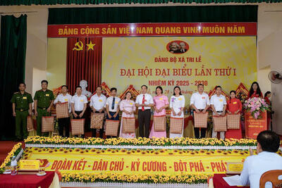 Tang_qua_BCH_nhiem_ky_2025_thoi_khong_tham_gia_BCH__NK_2025_-_2030_03325