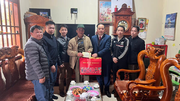 XÃ TRI LỄ TỔ CHỨC THĂM, TẶNG QUÀ CÁC GIA ĐÌNH CHÍNH SÁCH, NGƯỜI CÓ CÔNG VÀ CÁC ĐỒNG CHÍ NGUYÊN LÃNH ĐẠO QUA CÁC THỜI KỲ NHÂN DỊP TẾT NGUYÊN ĐÁN BÍNH NGỌ 2026