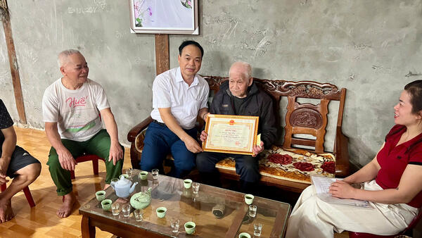 Lãnh đạo Đảng ủy, HĐND, UBND, UB MTTQ Việt Nam xã Tri Lễ thăm chúc mừng thọ và tặng quà Người cao tuổi