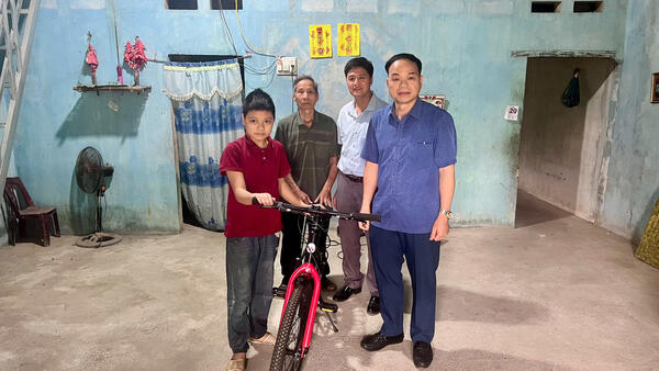 Lãnh đạo xã Tri Lễ đã tổ chức đến thăm, trao tặng quà cho học sinh có hoàn cảnh khó khăn