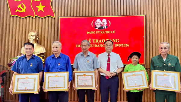 Đảng uỷ Xã Tri Lễ tổ chức trao tặng Huy hiệu Đảng đợt 19/5