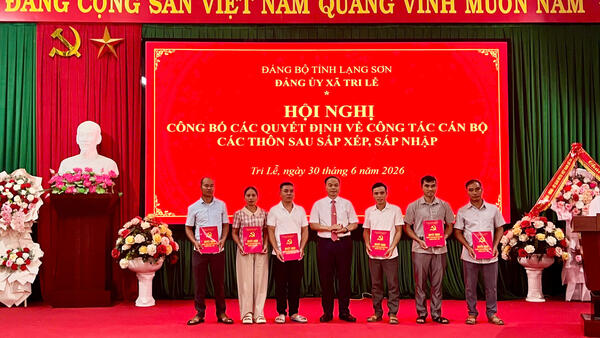 Hội nghị công bố các Quyết định về công tác cán bộ các thôn sau sắp xếp, sáp nhập