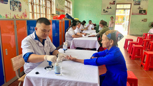 Trung tâm Y tế khu vực Văn Quan tổ chức khám bệnh, tư vấn sức khỏe, cấp phát thuốc miễn phí và tặng quà người có công tại xã Tri Lễ