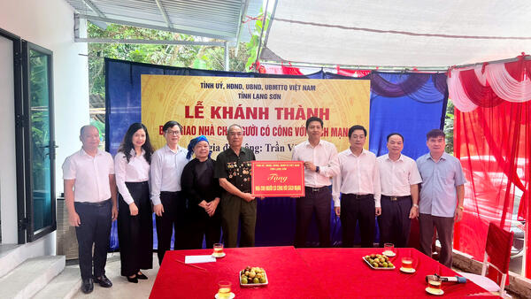 Đoàn công tác Tỉnh Lạng Sơn thăm, tặng quà người có công tại xã Tri Lễ nhân kỷ niệm 79 năm Ngày Thương binh - Liệt sĩ