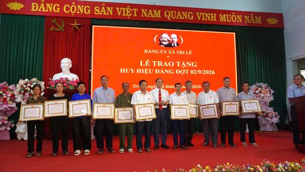 XÃ TRI LỄ TỔ CHỨC LỄ TRAO TẶNG HUY HIỆU ĐẢNG ĐỢT 02/9/2026