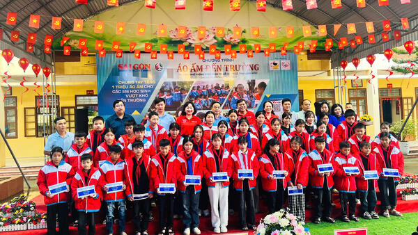 Chương trình “Áo ấm đến trường” : Trao tặng 422 chiếc áo ấm cùng 37 suất học bổng cho học sinh Trường PTDTBT THCS Tri Lễ