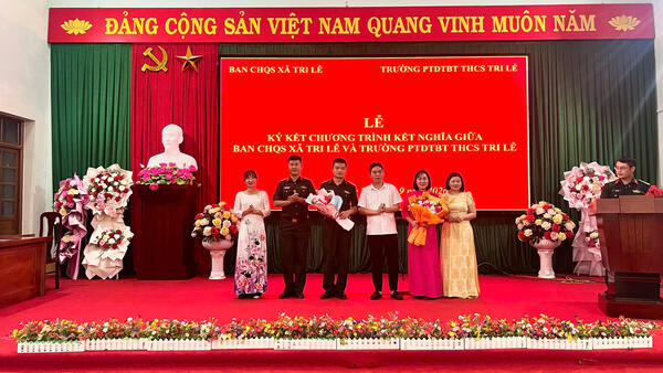 Lễ ký kết chương trình kết nghĩa giữa Ban CHQS xã Tri Lễ và Trường PTDTBT THCS Tri Lễ