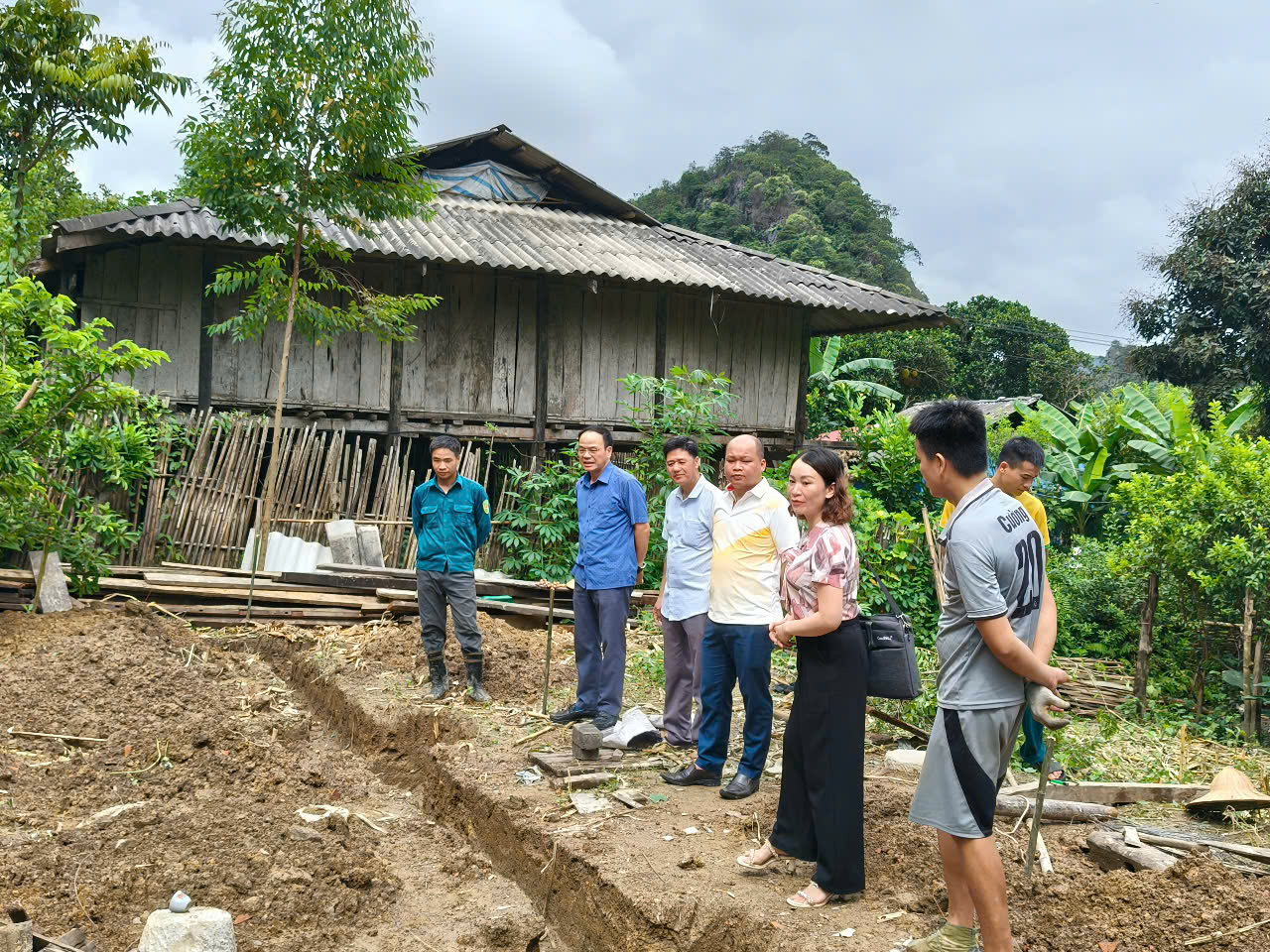 Đồng chí Hoàng Văn Quân BTĐU-CTHĐND xã, trưởng Ban chỉ đạo xóa nhà tạm nhà dột nát , đồng chí Lương Đình Toại cùng các đồng chí thành viên BCĐ xóa nhà tạm, nhà dột nát kiêm tra tiến độ xây mới, sửa chữa nhà ở